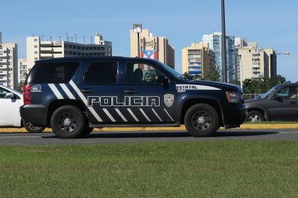 Fotografía de archivo de una vista de una patrulla de policía en San Juan (Puerto Rico). EFE/Jorge Muñiz