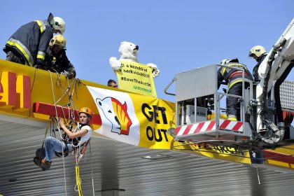 Fotografía de archivo fechada el 19 julio de 2012 donde aparecen unos bomberos mientras bajan a una activista de Greenpeace desde el techo de una gasolinera de Shell junto a otro activista disfrazado de oso polar, durante una manifestación en Budapest (Hungría). EFE/EPA/ Tibor Illyes