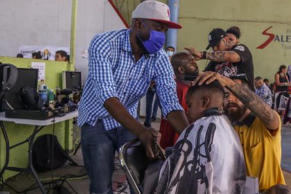 Migrantes centroamericanos trabajan informalmente el 4 de junio de 2022 en Tijuana (México). EFE/Joebeth Terriquez