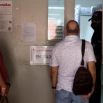 Fotografía de archivo de varias personas que esperan su turno para ingresar al Hospital Centro Médico en San Juan (Puerto Rico). EFE/Thais Llorca