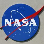 Un logo de la NASA se aprecia en las afueras del Centro Espacial Johnson en Houston (EEUU), imagen de archivo. EFE/AARON M. SPRECHER