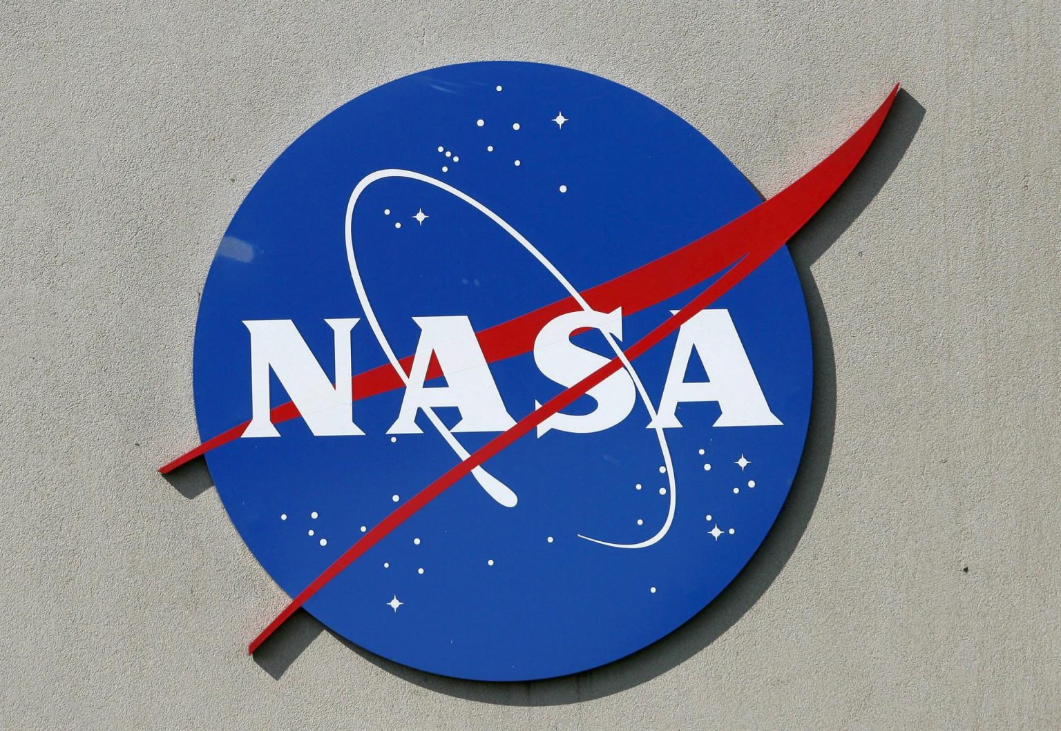 Un logo de la NASA se aprecia en las afueras del Centro Espacial Johnson en Houston (EEUU), imagen de archivo. EFE/AARON M. SPRECHER