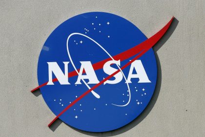 Un logo de la NASA se aprecia en las afueras del Centro Espacial Johnson en Houston (EEUU), imagen de archivo. EFE/AARON M. SPRECHER