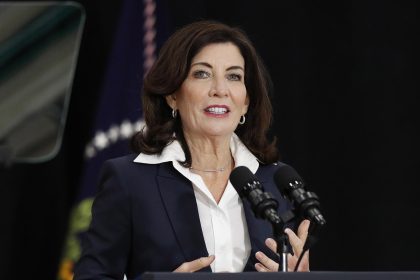 La gobernadora Kathy Hochul instó a los neoyorquinos a registrarse para las alertas y subrayó que continúa presionando para conseguir más vacunas. Imagen de archivo. EFE/EPA/DAVID MAXWELL