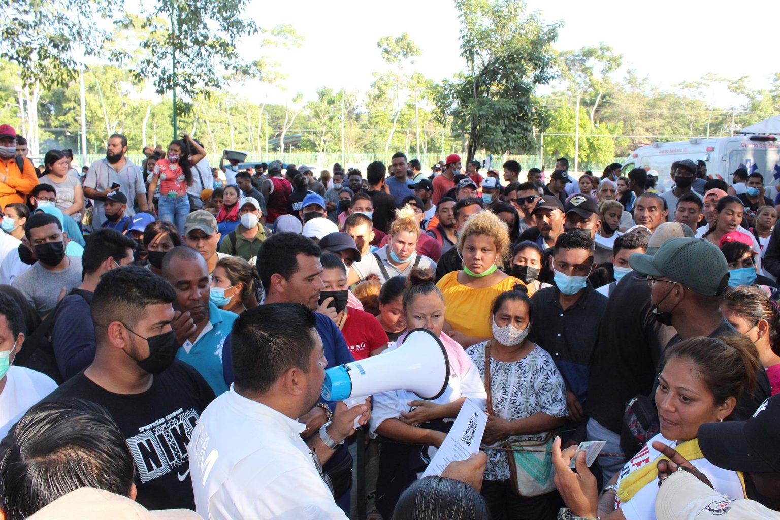 Fotografía de archivo de migrantes centroamericanos que protestan en las oficinas migratorias en Tapachula, en el estado de Chiapas (México). EFE/Juan Manuel Blanco