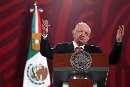 El presidente mexicano, Andrés Manuel López Obrador, habla hoy durante una conferencia de prensa en el Palacio Nacional de la Ciudad de México (México). EFE/Sáshenka Gutiérrez