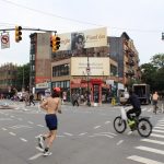 Personas transitan en el cruce entre 7ma Avenida y calle Cristopher, donde está ubicado el icónico triangulo Hess, el 30 de julio de 2022 en el barrio de Greenwich Village en Nueva York (EE.UU). EFE/ Sarah Yáñez-Richards