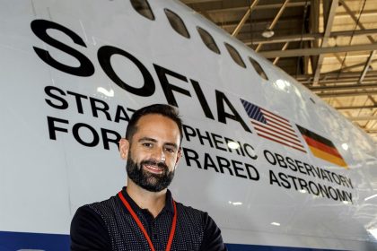 Fotografía cedida hoy por el investigador planetario Lucas Paganini donde aparece durante su visita a SOFIA, un observatorio aerotransportado durante su aterrizaje en el Centro Armstrong de Investigación de Vuelos de la NASA en Palmdale, California (EE.UU). EFE/Álbum Lucas Paganini /SOLO USO EDITORIAL /NO VENTAS /SOLO DISPONIBLE PARA ILUSTRAR LA NOTICIA QUE ACOMPAÑA /CRÉDITO OBLIGATORIO