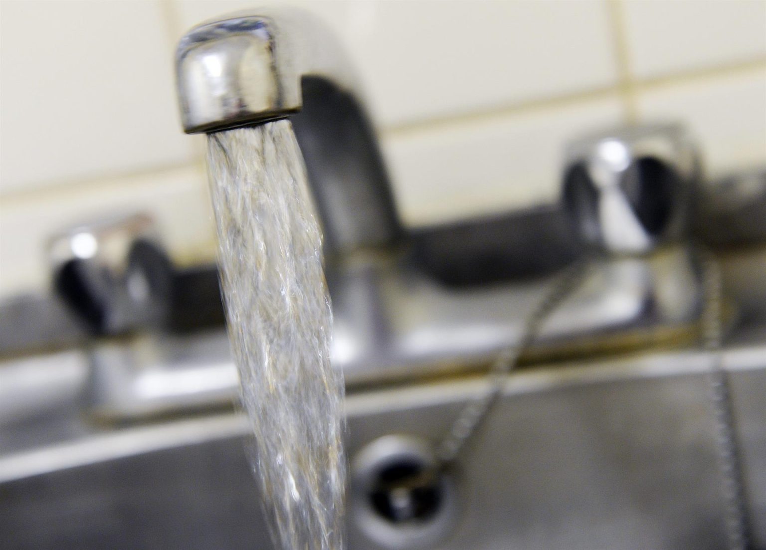 Debido a la falta de agua potable, los vecinos de Jackson no pueden usar el agua del grifo ni para beber, ni para cocinar lavarse los dientes. Imagen de archivo. EFE/ANDY RAIN