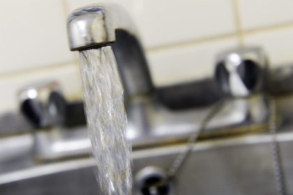 Debido a la falta de agua potable, los vecinos de Jackson no pueden usar el agua del grifo ni para beber, ni para cocinar lavarse los dientes. Imagen de archivo. EFE/ANDY RAIN