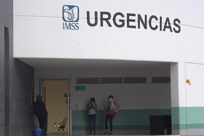 Familiares de pacientes infectados por covid-19 esperan información en el Hospital Regional del Instituto Mexicano del Seguro Social (IMSS), en el municipio de Tlaxiaco, estado de Oaxaca (México). Imagen de archivo. EFE/ Daniel Ricardez