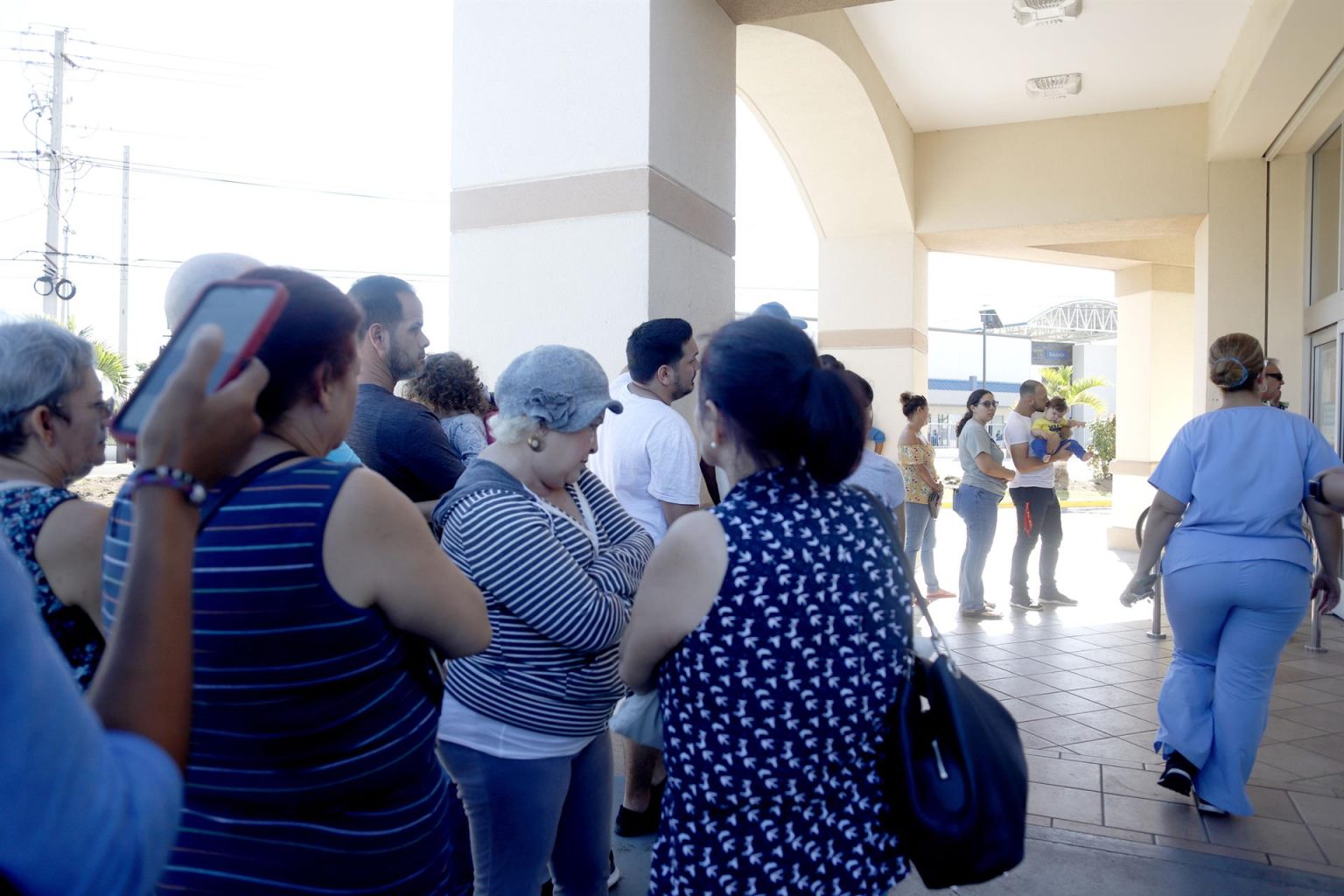 Fotografía de archivo de residentes que se abastecen de alimentos en uno de los pocos establecimientos abiertos tras el sismo registrado este martes, en Ponce (Puerto Rico). EFE/ Thais Llorca