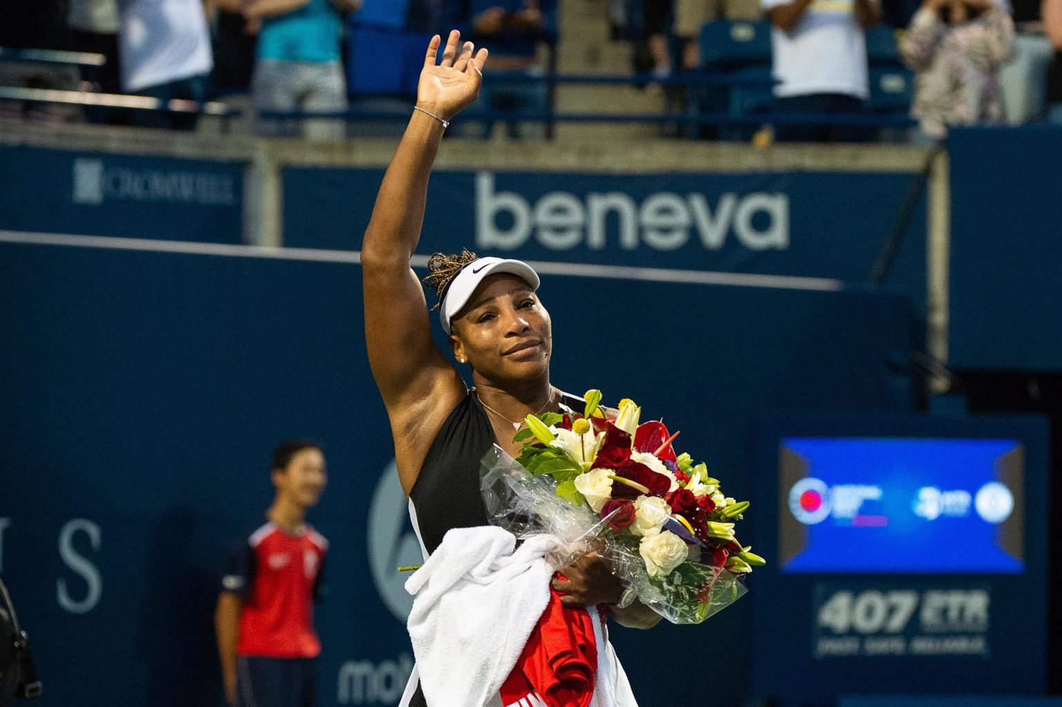 Serena Williams de Estados Unidos se despide tras caer derrotada frente a Belinda Bencic de Suiza, durante la segunda ronda del Masters de Canadá en Toronto (Canadá), este 10 de agosto de 2022. EFE/EPA/Eduardo Lima