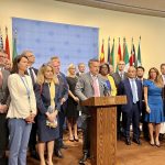 El embajador ucraniano ante la ONU Sergiy Kyslytsya, junto a los embajadores de varios países, habla durante una rueda de prensa al término de una reunión del Consejo de Seguridad sobre su país en la sede del organismo, hoy en Nueva York (EE.UU.). EFE/Mario Villar