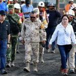 El gobernador del estado, Miguel Riquelme (i) y coordinadora nacional de Protección Civil, Laura Velázquez (d) inspeccionan las labores de rescate en la zona donde se encuentran 10 mineros atrapados, el 10 de agosto de 2022, en el municipio de Sabinas, estado de Coahuila (México). EFE/Str