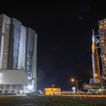 El enorme cohete de la misión Artemis I inició anoche su lento traslado a la plataforma de lanzamiento en el Centro Espacial Kennedy, en Florida (EE.UU.), desde la que despegará rumbo a la Luna el próximo 29 de agosto. EFE/CRISTOBAL HERRERA-ULASHKEVICH