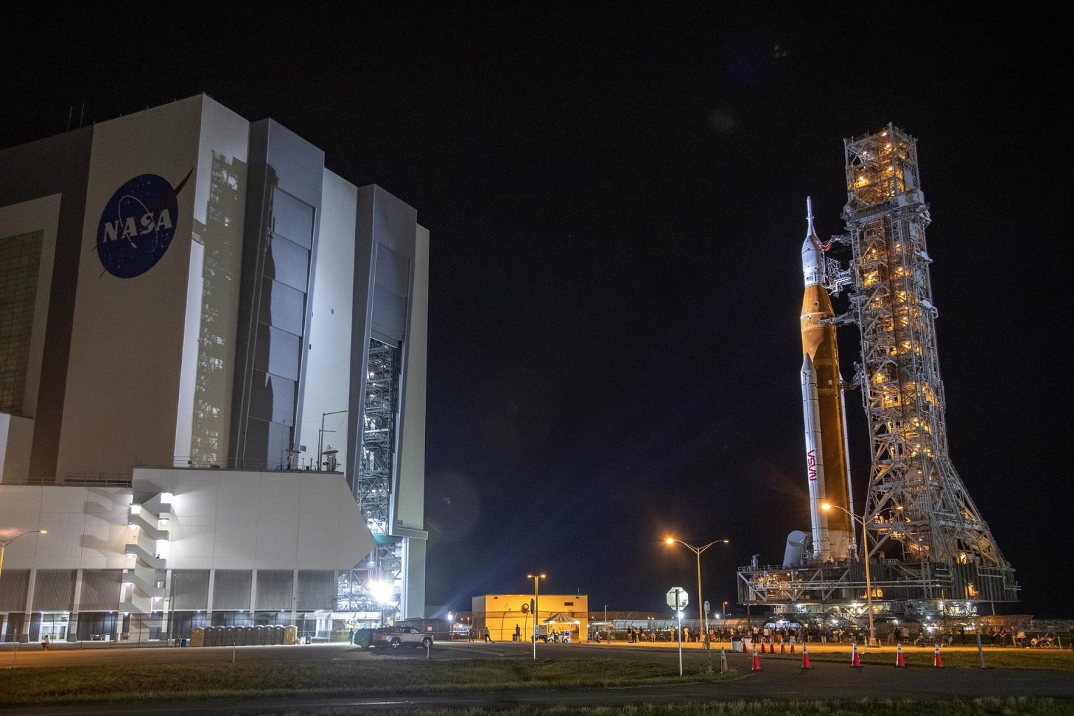 El enorme cohete de la misión Artemis I inició anoche su lento traslado a la plataforma de lanzamiento en el Centro Espacial Kennedy, en Florida (EE.UU.), desde la que despegará rumbo a la Luna el próximo 29 de agosto. EFE/CRISTOBAL HERRERA-ULASHKEVICH