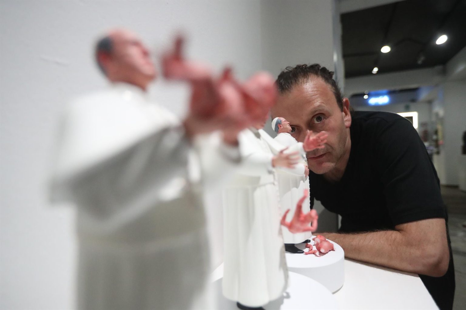 El artista chileno Pablo Maire posa junto a la escultura en entrevista con Efe ayer, en la Ciudad de México (México). EFE/ Sáshenka Gutiérrez