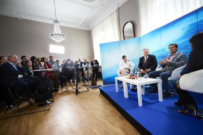 En la imagen, Lorena Guille (i), Sergio Campos (ci), Hugo Contreras (cd) y la moderadora Ana María Nuñez (d)  hablan en el encuentro 'Tal show - Fondos de Agua' durante la Semana Mundial del Agua en Estocolmo (Suecia). Autor fotografía: Fredrik Persson