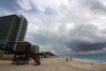 El Centro Nacional de Huracanes de EEUU (NHC, por sus siglas en inglés) vigila dos áreas de baja presión en el Atlántico, una de ellas con un 60 % de posibilidades de convertirse en una depresión tropical en las próximas 48 horas, según divulgó en un boletín este martes. Imagen de archivo. EFE/Alonso Cupul