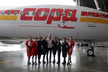 Trabajadores de Copa Airlines posan hoy, durante el 75 aniversario de la aerolínea Copa Airlines, en Ciudad de Panamá (Panamá). EFE/Carlos Lemos