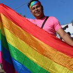 Una persona posa con la bandera de arcoíris, símbolo de la comunidad LGBT. Imagen de archivo. EFE/ Pedro Cortés