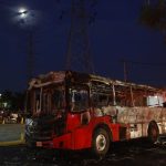 Fotografía de un autobús incendiado por presuntos criminales el 9 de agosto de 2022, en Zapopan (México). EFE/Francisco Guasco