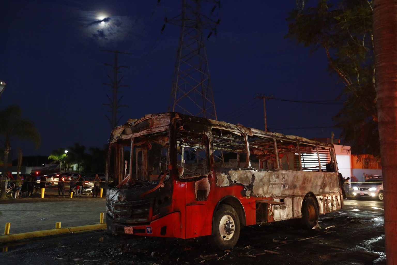 Fotografía de un autobús incendiado por presuntos criminales el 9 de agosto de 2022, en Zapopan (México). EFE/Francisco Guasco