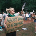 Fotografía de archivo fechada el 9 de julio de 2022 de personas protestando frente a la Casa Blanca para defender el aborto legal, en Washington (EE.UU). EFE/ Jorge Dastis