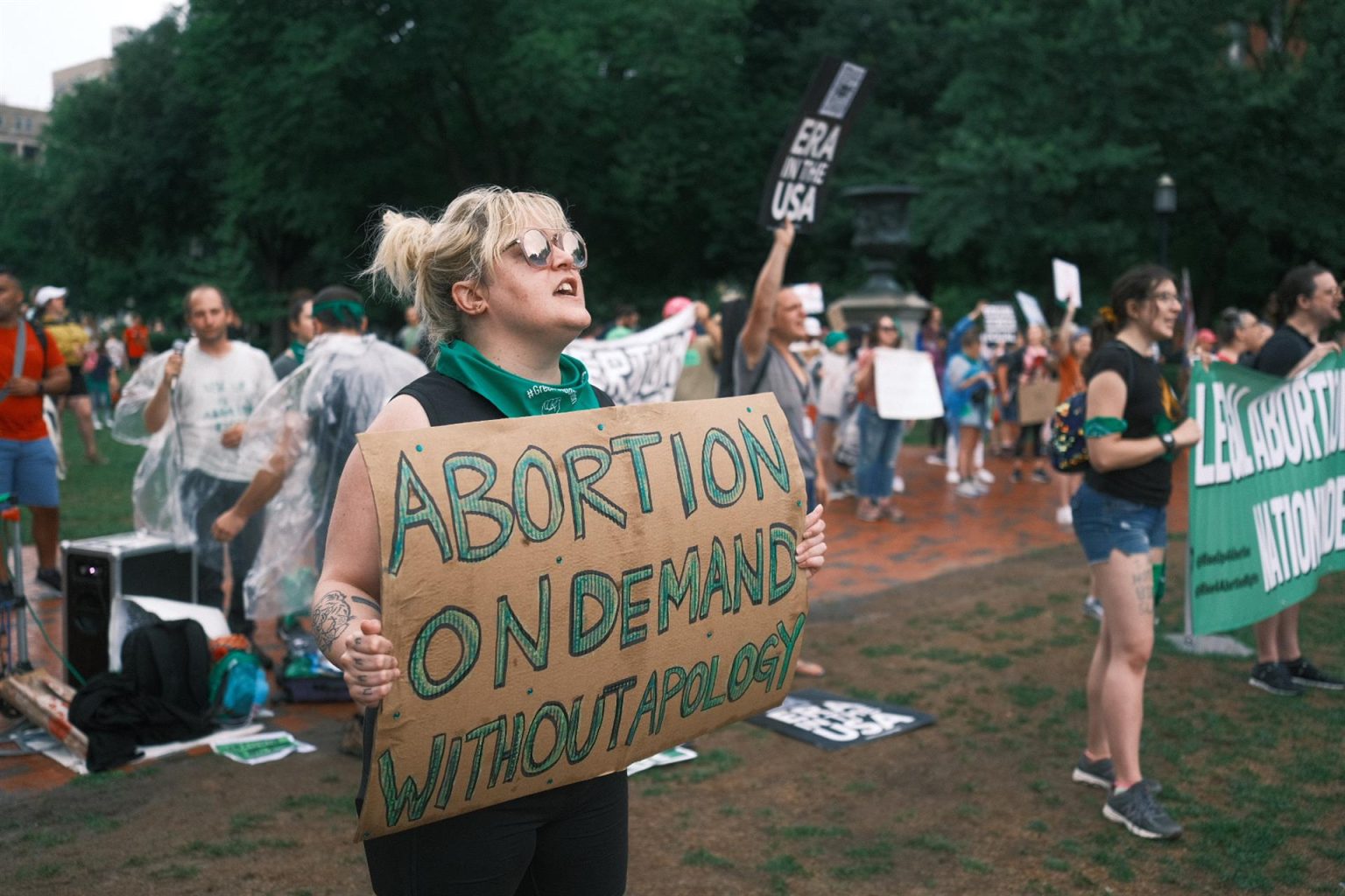 Fotografía de archivo fechada el 9 de julio de 2022 de personas protestando frente a la Casa Blanca para defender el aborto legal, en Washington (EE.UU). EFE/ Jorge Dastis