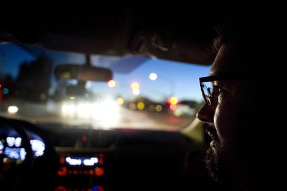 Vista de un conductor de un vehículo en una de las calles de Linda Vista en San Diego, California (Estados Unidos). EFE/David Maung