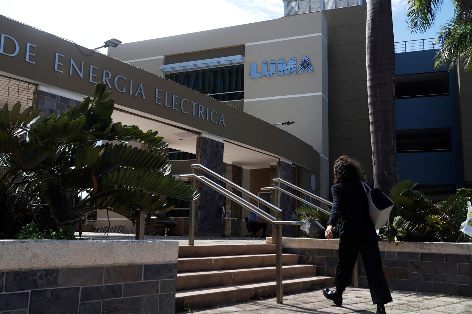 Fotografía de archivo que muestra a una mujer caminando hacia las oficinas de Luma Energy en San Juan (Puerto Rico). EFE/Thais LLorca