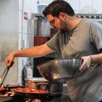 Fotografía cedida por la Secretaría de Fomento Turístico, del chef español Alejandro San José, mientras cocina en la aldea maya de Yaxunáh, Yucatán (México). EFE/ Secretaría De Fomento Turístico SOLO USO EDITORIAL SOLO DISPONIBLE PARA ILUSTRAR LA NOTICIA QUE ACOMPAÑA (CRÉDITO OBLIGATORIO)