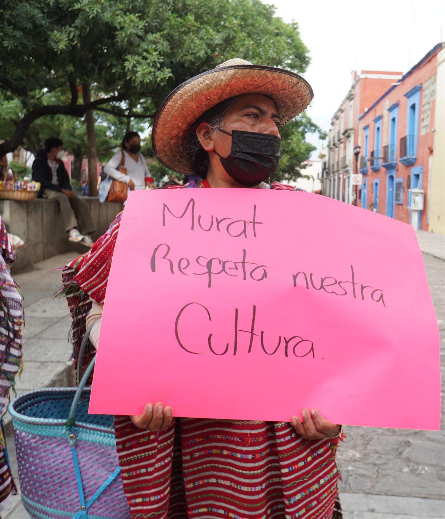 Una mujer indígena, artesana y un grupo de colectivos de artesanos, protestan afuera de una tienda de ropa para exigir un alto a la apropiación cultural de sus textiles en municipio de Mitla, en el estado de Oaxaca (México). EFE/Daniel Ricardez