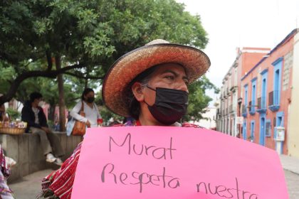 Una mujer indígena, artesana y un grupo de colectivos de artesanos, protestan afuera de una tienda de ropa para exigir un alto a la apropiación cultural de sus textiles en municipio de Mitla, en el estado de Oaxaca (México). EFE/Daniel Ricardez