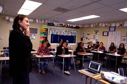 Casi 1.300 jóvenes inmigrantes que llegaron a Estados Unidos de forma irregular han aceptado becas para el periodo lectivo 2022-2023 en más de 70 universidades de 19 estados y el Distrito de Columbia. Imagen de archivo. EFE/Felipe Chacón