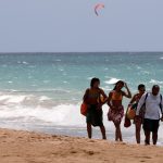 Unas personas caminan en grupo en la playa de San Juan, Puerto Rico. Imagen de archivo. EFE/Thais Llorca