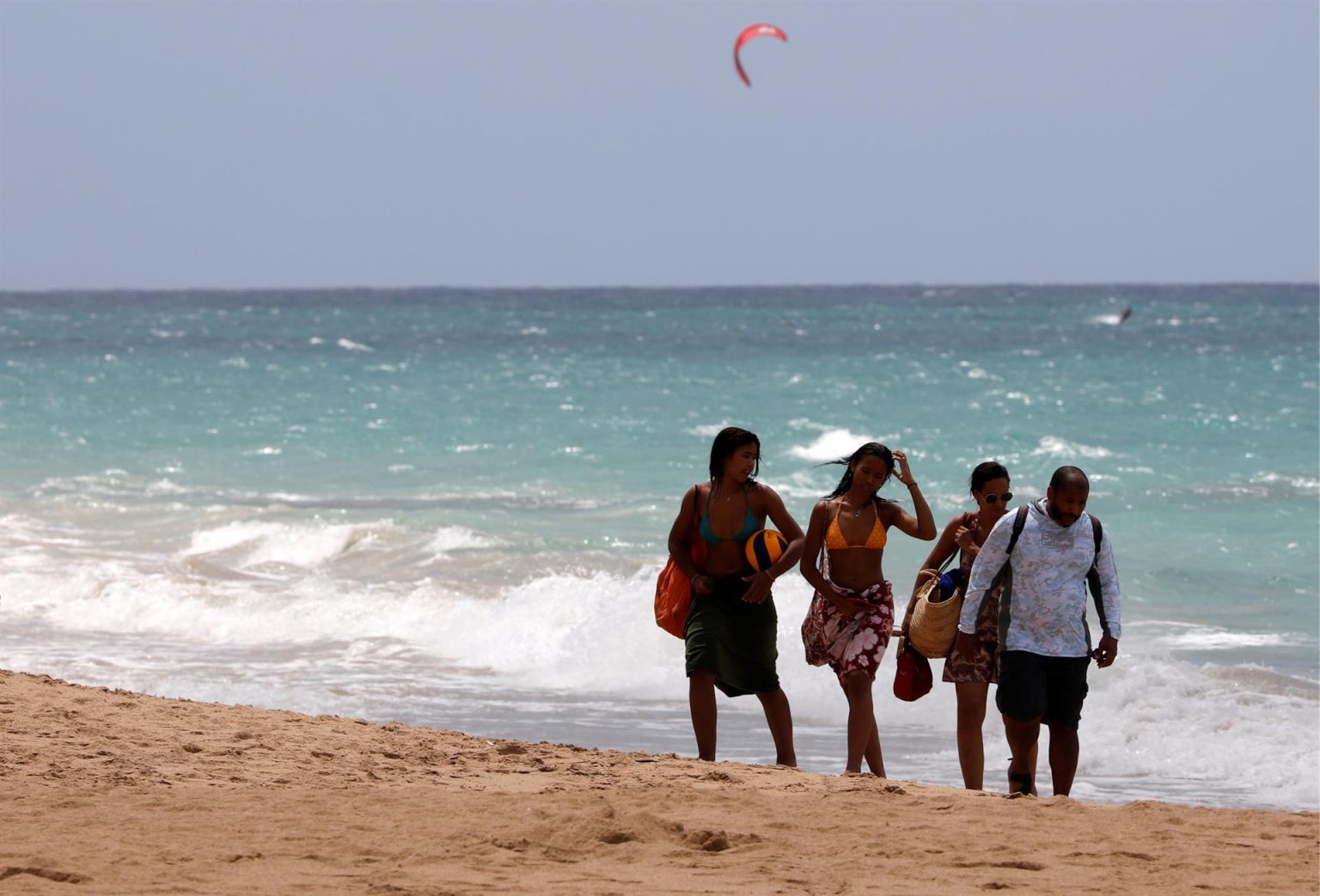 Unas personas caminan en grupo en la playa de San Juan, Puerto Rico. Imagen de archivo. EFE/Thais Llorca