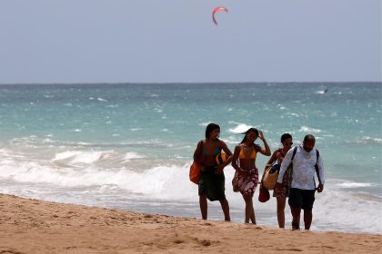 Unas personas caminan en grupo en la playa de San Juan, Puerto Rico. Imagen de archivo. EFE/Thais Llorca