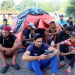 Migrantes permanecen en los exteriores del Centro de Atención al Tránsito Fronterizo (CAIF) en el municipio de Huixtla, en Chiapas (México). Imagen de archivo. EFE/ Juan Manuel Blanco