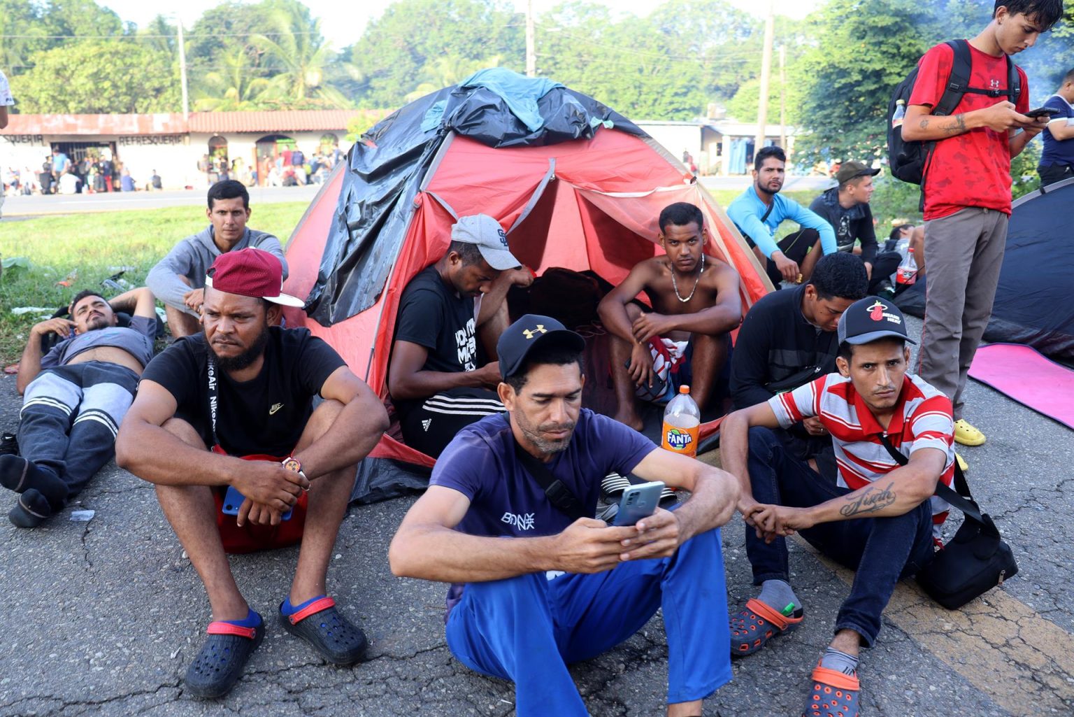 Migrantes permanecen en los exteriores del Centro de Atención al Tránsito Fronterizo (CAIF) en el municipio de Huixtla, en Chiapas (México). Imagen de archivo. EFE/ Juan Manuel Blanco