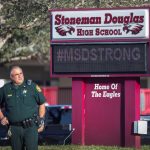 Imagen de archivo que muestra a una policía en la entrada del instituto Marjory Stoneman Douglas en Parkland, Florida (Estados Unidos). EFE/ Cristobal Herrera