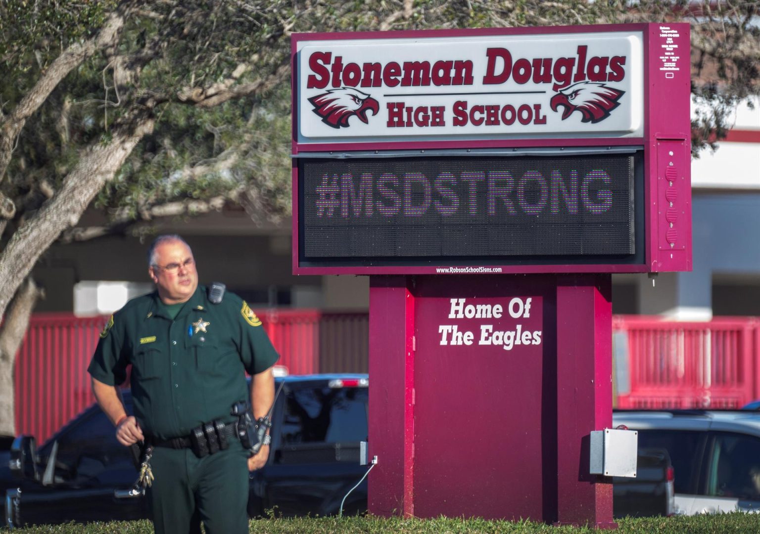 Imagen de archivo que muestra a una policía en la entrada del instituto Marjory Stoneman Douglas en Parkland, Florida (Estados Unidos). EFE/ Cristobal Herrera