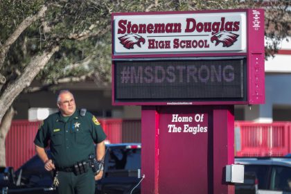 Imagen de archivo que muestra a una policía en la entrada del instituto Marjory Stoneman Douglas en Parkland, Florida (Estados Unidos). EFE/ Cristobal Herrera