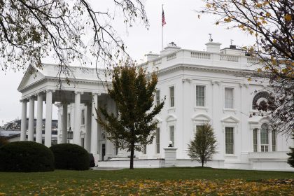 EFE/EPA/MICHAEL REYNOLDS / POOL
 
EEUU TRUMP: EA4979. WASHINGTON (ESTADOS UNIDOS), 12/11/2020.- Vista de los jardines de la Casa Blanca, Washington D.C,este jueves. El presidente saliente, Donald Trump, quiere crear su propio canal digital de televisión por internet una vez que abandone la Casa Blanca, en un intento de restar influencia a la que ha sido su cadena favorita durante casi toda su Presidencia, Fox News. EFE/ Michael Reynolds / Pool