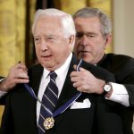 Fotografía de archivo donde aparece el expresidente norteamericano, George Bush (detrás), mientras entrega la Medalla de la Libertad al escritor David McCullough. EFE/Matthew Cavanaugh