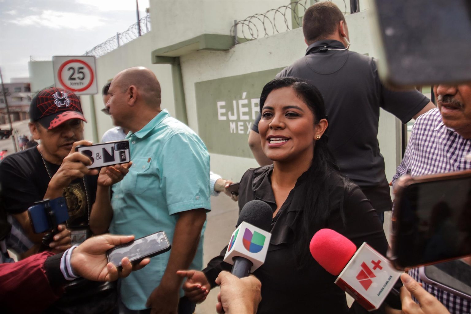 La presidenta municipal de Tijuana, Montserrat Caballero, habla a la prensa hoy, en la ciudad de Tijuana, estado de Baja California (México). EFE/ Joebeth Terriquez