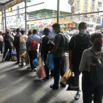 Inmigrantes venezolanos hacen fila a la espera de ser trasladados a refugios proveídos por el estado, hoy, en Nueva York (Estados Unidos). EFE/ Javier Otazu