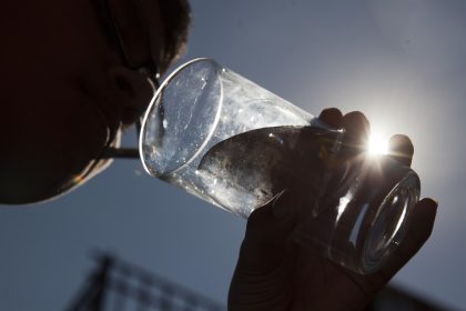 Fotografía de archivo que muestra aun niño tomando agua en un vaso en Tegucigalpa. EFE/ Gustavo Amador