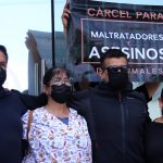 El médico veterinario Emmanuel Tovar (i), el entrenador de perros Edgar Martínez (2-i) y la abogada Mónica Huerta (d), se manifiestan contra el maltrato animal hoy, en estado de Querétaro (México). EFE/Sergio Adrián Ángeles